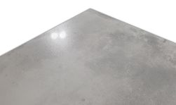 Widok na wykończenie lappato szarej płytki imitującej beton Lyon Gris Sugar Lappato 60x60