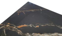 Widok na detale błyszczącej powierzchni czarnej płytki imitującej marmur z pomarańczowymi smugami Black Golden 60x120