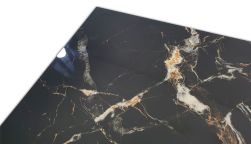 Szczegóły powierzchni czarnej płytki imitującej marmur w połysku Black Golden 60x120