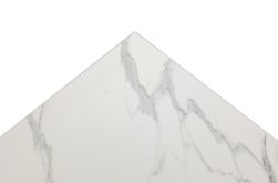 Widok na szare użylenie białej płytki imitującej marmur w połysku Statuario Ice 60x120