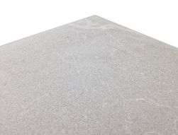 Widok na szczegóły powierzchni płytki imitującej kamień białej Lucca White AS 60x120