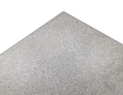 Zbliżenie na powierzchnię płytki imitującej kamień szarej Lucca Grey AS 60x120