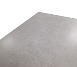 Zbliżenie na powierzchnię szarej płytki imitującej beton Toscania Grey