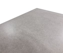 Widok na detale powierzchni szarej płytki imitującej beton Toscania Grey