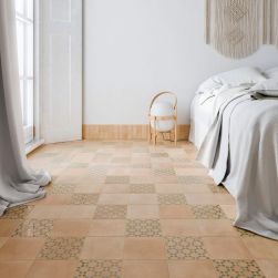 Podłoga w sypialni wyłożona beżowymi cegiełkami kwadratowymi matowymi Bejmat Square Biscuit Matt, z łóżkiem z białą pościelą, zasłoną i małą lampą