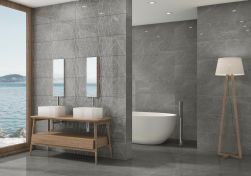 łazienka wyłożona płytkami Almatura Gray 60x20 z wanną wolnostojącą dwoma umywalkami i dużym oknem