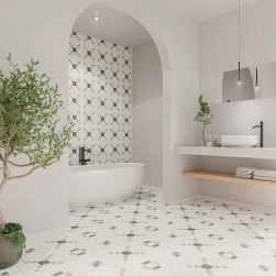 Biała łazienka wyłożona płytkami patchworkowymi Tesserae Play All Mar, z białą wanną, wiszącym blatem z umywalką nablatową, lustrem i lampą wiszącą