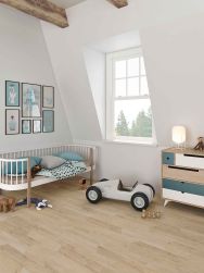 Pokój dziecka z płytkami drewnopodobnymi w kształcie jodełki Chevron A Wood Mid na podłodze, z małym łóżkiem, kolorową komodą, obrazkami na ścianie i samochodem zabawką
