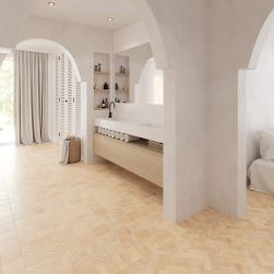 Duża, otwarta łazienka z podłogą wyłożoną dekoracyjnymi cegiełkami Bejmat Decor Biscuit White, z wiszącą szafką i blatem z umywalką, dużym lustrem i białymi drzwiami