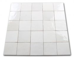 Kompozycja wielu cegiełek ściennych kwadratowych w odcieniach bieli Artisan White 13,2x13,2