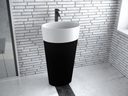 Minimalistyczna łazienka z ceglaną ścianą i czarno-białą umywalką wolnostojącą owalną Besco Uniqa B&W i czarną baterią stojącą