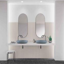 Łazienka ze ścianą wyłożoną jasnymi cegiełkami trójwymiarowymi Stripes Dove Matt z białym blatem z dwiema umywalkami nablatowymi i dwoma lustrami