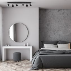 Sypialnia utrzymana w szarej kolorystyce z podwójnym łóżkiem, białą toaletką, okrągłym lustrem i czarną lampą sufitową Joker Black/Chrome