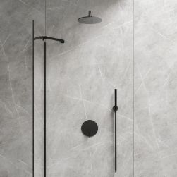 Ściana w łazience wyłożona szarymi płytkami imitującymi kamień z kabiną prysznicową typu walk-in oraz czarnym zestawem prysznicowym z serii Y
