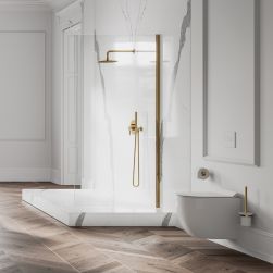 Elegancka łazienka z drewnopodobną podłogą i białymi płytkami imitującymi marmur z szarymi smugami na ścianie z białą miską WC wiszącą i kabiną prysznicową ze złotym zestawem prysznicowym podtynkowym Y