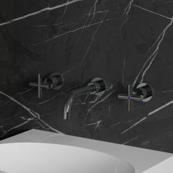 Widok z boku na baterię umywalkową podtynkową w chromie Omnires Modern na tle ciemnej, kamiennej ściany