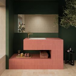 Łazienka z jedną ścianą zieloną a resztą wyłożonymi beżowymi cegiełkami w macie Rebels Topo Matt z ceglanym podwyższeniem z umywalką i dużym lustrem