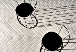 Płytki z kolekcji Italic, na podłodze, biały marmur, szare żyłki, satynowe