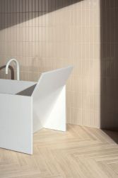 Płytki z kolekcji Italic, na podłodze, satynowe, beżowe