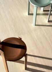 Płytki z kolekcji Italic, na podłodze, beżowe, satynowe