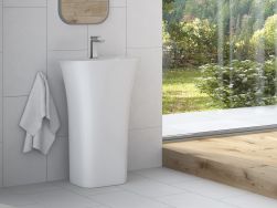Łazienka w stylu skandynawskim wyłożona białymi i drewnopodobnymi płytkami oraz z białą umywalką wolnostojącą Besco Assos S-Line, z baterią stojącą w chromie, lustrem i białym ręcznikiem