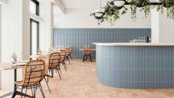 Restauracja ze ścianami wyłożonymi białymi cegiełkami 3D Stripes Transition Ice White Matt, ze stolikami i wiklinowymi krzesłami