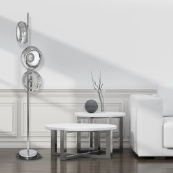 Salon z białą kanapą, dwoma okrągłymi stolikami i srebrną lampą stojącą Mercurio