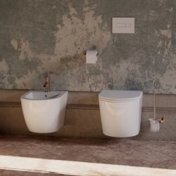 Rustykalna łazienka z białą miską WC i bidetem z baterią bidetową w kolorze miedzi szczotkowanej Omnires Y