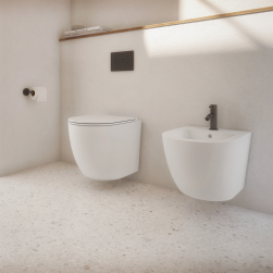 Jasna łazienka z białym bidetem wiszącym z grafitową baterią bidetową Omnires Y, białą miską WC wiszącą i grafitowym przyciskiem spłukującym
