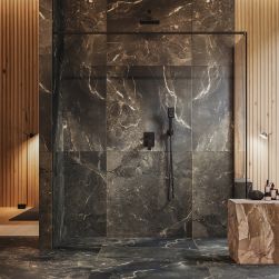Ekskluzywna łazienka z kabiną prysznicową wyłożoną brązowymi płytkami imitującymi kamień z zestawem prysznicowym Omnires Baretti, ze ścianami wyłożonymi drewnianymi panelami, dwoma czarnymi lampami i kamiennym stolikiem z kosmetykami