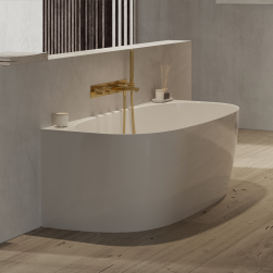 Fragment łazienki z jasną podłogą drewnopodobną i jasnymi, betonowymi ścianami, białą wanną przyścienną ze złotą baterią wannową podtynkową z serii Contour