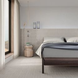 Sypialnia z podłogą wyłożoną szarymi cegiełkami matowymi Rebels Grey Matt z łóżkiem, okrągłym stolikiem, lampą wiszącą i oknem