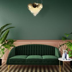 Salon z kanapą w kolorze butelkowej zieleni, pasującą ścianą, okrągłym stoliczkiem, roślinami doniczkowymi i eleganckim żyrandolem Lord gold 8xGU10 Milagro
