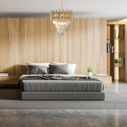 Sypialnia z drewnianymi panelami na ścianie, szarym, podwójnym łóżkiem, dywanem, regałem na książki i eleganckim żyrandolem Madison gold 9xE14 Milagro