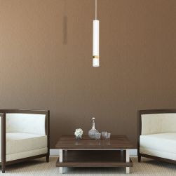 Pokój z brązową ścianą, dwoma fotelami, ciemnym stolikiem drewnianym i białą lampą wiszącą Joker White/Gold