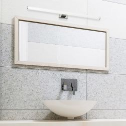 Łazienka z białą umywalką, lustrem i kinkietem Duna