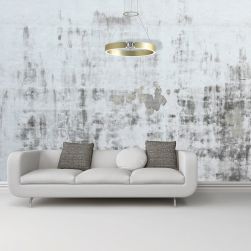 Minimalistyczne pomieszczenie z szarą kanapą i złotą lampą wiszącą glamour Sirius