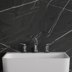 Widok na białą umywalkę z baterią 3-otworową w chromie Omnires Art Deco na tle ciemnej ściany z jasnymi żyłami