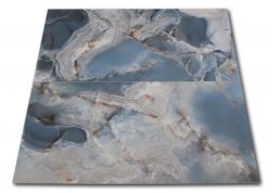 Kompozycja dwóch niebieskich płytek imitujących kamień dekoracyjnych Onice Reale Oceano 60x120