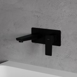 Zbliżenie na czarną baterię umywalkową podtynkową Omnires Parma na tle białej ściany