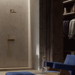Garderoba połączona z łazienką i kabiną prysznicową stworzoną z wnęki w ścianie z zestawem prysznicowym z kolekcji Contour w kolorze złota szczotkowanego