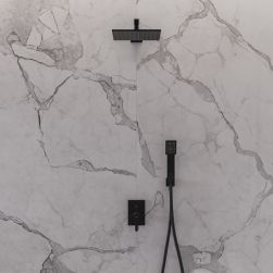 Ściana wyłożona białymi płytkami imitującymi marmur z szarymi smugami z zestawem prysznicowym podtynkowym z kolekcji Darling w kolorze czarnym
