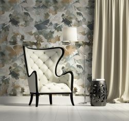 pomieszczenie wyłożone płytkami Botanico Leaf 60x120 z fotelem tapicerowanym oraz zasłoną