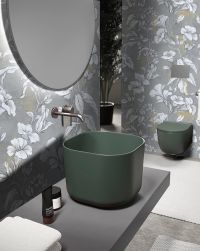 łazienka wyłożona płytkami Botanico DC Datura 60x120 z widoczną umywalką podwieszaną oraz lustrem
