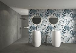 pomieszczenie wyłożone płytkami Botanico DC Aquarelle 60x120 z widocznymi dwoma umywalkami wolnostojącymi prysznicem oraz dwoma lustrami