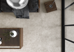 stolik kawowy, lampa, kanapa, na podłodze płytki grain stone sand