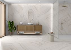 łazienka w nowoczesnym stylu, duża kabina prysznicowa, drewniana szafka pod umywalką, duże okno, na ścianie i podłodze płytki caelum blanco