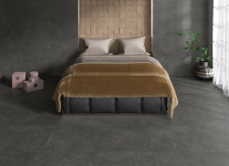 sypialnia, duże łóżko, firany, roślinka w rogu, na podłodze i na ścianie płytki grain stone black