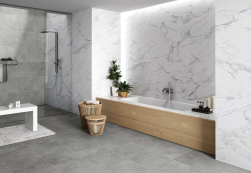 łazienka, marmurowe ściany, drewniana obudowa wanny, duzy prysznic, na podłodze płytki valdivia gris
