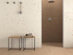 Łazienka z podłogą wyłożoną brązowymi płytkami lastryko Croccante-R Nuez z prysznicem i dwoma stołkami